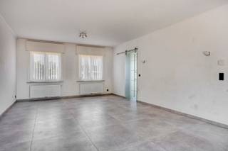 Deze ruime vrijstaande woning is gelegen in Pamel, nabij het centrum, scholen en dagelijkse voorzieningen. Met maar liefst 274 m² woonoppervlakte en een perceel met onderhoudsvriendelijke tuin biedt deze woning bijzonder veel ruimte en mogelijkheden.<br />De gelijkvloerse verdieping werd gerenoveerd in 2019 en omvat een ruime inkomhal met vestiaire en apart toilet, een kamer die kan gebruikt worden als bureel/hobby of zelfs als slaapkamer, een ruime leefruimte met pelletkachel en een volledig uitgeruste keuken met veel opbergruimte.<br />Verder beschikt de woning over een garage met sectionale poort en een kelder.<br />Op de eerste verdieping bevinden zich 3 ruime slaapkamers en een vierde kamer die dienst kan doen als babykamer, dressing of bureau. De slaapkamers beschikken over airco. Er is eveneens een extra berging en een ruime badkamer met douche, bad en toilet.<br />De ruime zolder is reeds geïsoleerd en ingedeeld in 3 ruimtes. Deze biedt tal van mogelijkheden voor extra slaapkamers, een bureau, hobbyruimte of andere doeleinden.<br />Buiten geniet u van een aangename tuin met een terras. <br />TROEVEN: EPC C, elektriciteit conform, zonnepanelen/batterij, laadpaal, elektrische rolluiken en regenwaterput<br />Voor meer informatie en/of een bezichtiging: 054 23 53 83 of info@localsvastgoed.be