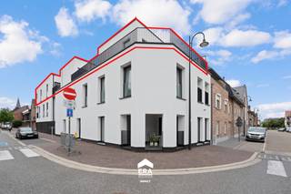 [[ DIT PAND NEEMT DEEL AAN DE ERA OPEN HUIZEN DAG OP 6/12 VAN 14:30 TOT 15:30 ]] Deze moderne en lichtrijke penthouse met een luxueuze afwerking...