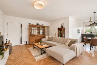<p>Appartement prêt à emménager avec 2 chambres, garage et certif. énergétique B près de Courtrai<br /><br />Vous recherchez un appartement dans lequel vous pouvez emménager immédiatement, sans souci ni travaux de rénovation ? Ou souhaitez-vous investir dans un bien immobilier qui génère déjà un rendement ? Alors cet appartement entièrement rénové est exactement ce qu’il vous faut.<br /><br />On entre par le hall d’entrée doté d’un débarras pratique. Le salon lumineux, avec sa cuisine ouverte et entièrement équipée, constitue le cœur du logement et offre tout le confort nécessaire à une vie quotidienne agréable. Depuis le salon, on accède à la terrasse conviviale, l’endroit idéal pour savourer un café ou passer une soirée tranquille. L’appartement dispose en outre de deux chambres à part entière, d’une salle de bains élégante avec une douche à l’italienne moderne et de toilettes séparées pour les invités.<br /><br />Parmi les atouts supplémentaires, citons le garage privatif et le débarras (à acheter séparément), ainsi que les nombreuses places de stationnement disponibles devant l’immeuble.<br /><br />Pourquoi cet appartement est un choix judicieux :<br /><br />✔ Entièrement rénové en 2022 – prêt à emménager<br />✔ Économe en énergie avec un PEB B<br />✔ Installation électrique conforme<br />✔ Situation calme à seulement 5 minutes à vélo de Courtrai et de Harelbeke<br />✔ Actuellement bien loué – idéal comme investissement sans souci<br />✔ Garage et débarras privatif disponibles<br /><br />Que vous recherchiez un logement confortable pour vous-même ou un investissement intéressant avec un rendement immédiat : cet appartement offre les deux.<br /><br />Demandez dès aujourd’hui à le visiter et découvrez par vous-même l’espace, la lumière et l’excellent emplacement.<br /><br />Intéressé(e) ? feline@immobeguin.be</p>