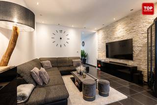 Deze volledig gerenoveerde woning is gelegen in centrum Wetteren, een aangename en gunstig gelegen buurt met winkels, scholen, openbaar vervoer...