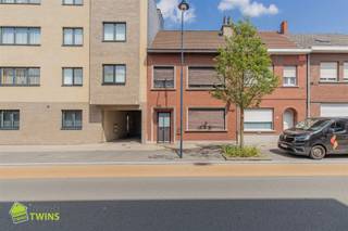In het centrum van Lebbeke gelegen te renoveren rijwoning of bouwgrond op een terrein van 02 are 80 ca.De woning bestaat op de gelijkvloerse...
