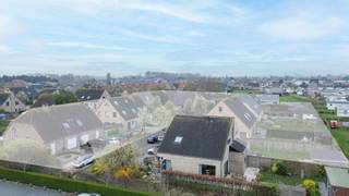 Ontdek deze verzorgde halfopen bebouwing in het gegeerde Vosseslag te De Haan, op een rustige ligging vlakbij bos en duinen. Deze woning uit 2011 bevindt zich op een perceel van 408 m² en biedt een ideale combinatie van comfort, ruimte en energiezuinig wonen.<br /><br />Bij het betreden van de woning komt u in de inkomhal met gastentoilet. De lichtrijke woonkamer met grote raampartijen en schuifraam sluit naadloos aan op de tuin en het terras. Aansluitend vindt u de volledig uitgeruste keuken met kwalitatieve toestellen en voldoende opbergruimte. Verder beschikt het gelijkvloers over een praktische berging en een inpandige garage met elektrische poort.<br /><br />Op de eerste verdieping bevinden zich drie volwaardige slaapkamers en een ruime badkamer uitgerust met ligbad, inloopdouche, toilet en lavabomeubel. Via een uitvouwtrap bereikt u de zolder, ideaal als extra bergruimte.<br /><br />De woning is voorzien van PVC-ramen met dubbele beglazing, centrale verwarming op aardgas en een conforme elektrische installatie. De regenwaterput van 5.000 liter is aangesloten op verschillende toepassingen, wat bijdraagt aan een duurzaam waterverbruik.<br /><br />De volledig afgesloten tuin met terras en tuinhuis biedt de perfecte plek om in alle privacy te genieten. De oprit biedt plaats voor twee wagens.<br /><br />Een instapklare gezinswoning op een toplocatie aan de kust! Ideaal als vaste woonst of tweede verblijf.