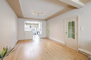 <p><span>Op zoek naar een ruime en goed onderhouden woning in Aalst? Dan is deze instapklare gezinswoning beslist een bezoek waard!</span></p><p><span> </span></p><p><span>Bij het betreden van de woning komt u terecht in een ruime inkomhal die toegang biedt tot de gezellige leefruimte met eetplaats. De open, ingerichte keuken vormt het hart van de woning en sluit naadloos aan op de leefruimte. Verder beschikt het gelijkvloers over een praktische berging/wasplaats en een vernieuwde badkamer uitgerust met een douche, dubbele lavabo en toilet.</span></p><p><span> </span></p><p><span>Op de eerste verdieping bevinden zich drie volwaardige slaapkamers. Via een vaste trap bereikt u de zolderverdieping, die kan gebruikt worden als ruime master bedroom, hobbyruimte of thuisbureau.</span></p><p><span> </span></p><p><span>Achteraan geniet u van een aangename terrastuin met extra berging, ideaal voor fietsen, tuinmateriaal of extra opslagruimte. Een bijkomende troef is de private oprit voor de woning, waardoor u steeds over 2 parkeerplaatsen beschikt.</span></p><p><span> </span></p><p><span>De woning werd de voorbije jaren bovendien grondig vernieuwd met onder meer dubbele beglazing en een nieuw, geïsoleerd dak voorzien van Velux-ramen, wat bijdraagt aan een optimaal wooncomfort en een energiezuinig karakter.</span></p><p><span> </span></p><p><span>Kortom: een ruime, instapklare woning met tal van mogelijkheden, gelegen op een vlot bereikbare locatie in Aalst.</span></p><p><span> </span></p><p><span>Voor meer informatie en/of een bezoek, contacteert u Sébastien van Immo Zone op het nummer 0486/ 41. 85. 66.</span></p><p><span> </span></p>
