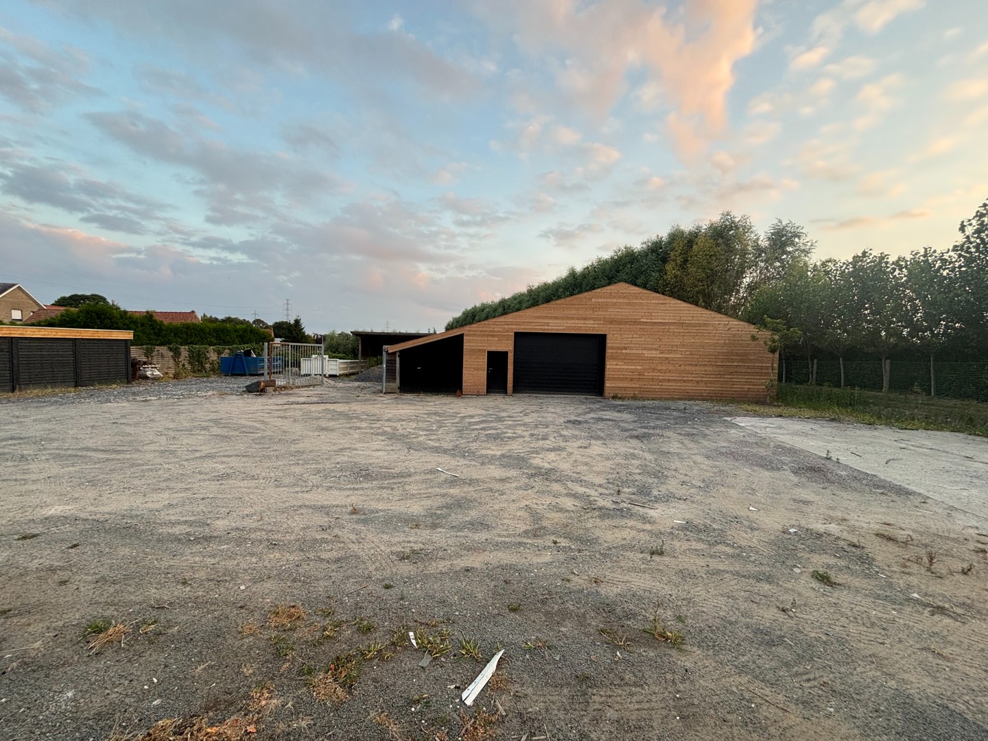 Alleenstaand magazijn ca. 260m² op een perceel van ca. 1200m² , ideaal als magazijn om te stockeren - foto 4
