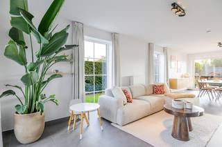 In de groene rand van Beernem vinden we deze TOP AFGEWERKTE EN RECENTE half-open bebouwing terug. Indeling: inkom met gastentoilet en...