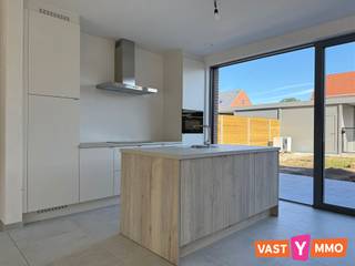 <p><span>Instapklare en energiezuinige nieuwbouwwoning met 4 slaapkamers, tuin, carport en garage</span></p><p><span>Deze energiezuinige nieuwbouwwoning bevindt zich in de nieuwe verkaveling "Hofakker" en is bereikbaar via de straat Het Wirikske. Een mooie, rustige locatie met het centrum van Wuustwezel op korte afstand. </span></p><p><span> </span></p><p><span>Indeling</span></p><p><span>Gelijkvloers</span></p><p><span>Via de inkomhal met vestiairenis kom je in de lichtrijke leefruimte met grote raampartijen en een open keuken. De keuken is volledig uitgerust met een kookplaat, dampkap, combi-oven, koelkast, vaatwasser, spoelbak en een praktisch keukeneiland. Aansluitend bevindt zich de ruime wasplaats met aansluitingen voor een wasmachine en droogkast, een uitgietbak en een buitendeur naar de tuin.</span></p><p><span> </span></p><p><span>Eerste verdieping</span></p><p><span>Op de eerste verdieping bevinden zich drie slaapkamers (15 m², 9 m² en 9 m²). De badkamer (8 m²) is uitgerust met een ruime inloopdouche, een dubbele lavabo in meubel met spiegelkasten en een handdoekdroger. Verder vind je op deze verdieping een apart toilet en een kleine berging. De vloerbekleding wordt nog geplaatst door de verhuurder. </span></p><p><span> </span></p><p><span>Tweede verdieping</span></p><p><span>De ruime zolderverdieping van maar liefst 37 m² biedt tal van mogelijkheden. Richt deze ruimte in als royale masterbedroom, speelkamer, bureau, hobbyruimte of zelfs een combinatie hiervan is mogelijk. Ook hier wordt de vloerbekleding nog geplaatst door de verhuurder. </span></p><p><span> </span></p><p><span>Tuin en terras</span></p><p><span>Vanuit de leefruimte en de wasplaats heb je rechtstreeks toegang tot het terras en de tuin. De verhuurder zorgt nog voor de aanleg van een onderhoudsvriendelijke tuin, die bovendien volledig omheind is. </span></p><p><span> </span></p><p><span>Carport en garage</span></p><p><span>Via de tuin bereik je zowel de carport (15 m²) als de afgesloten garagebox (15 m²) met manuele poort.</span></p><p><span> </span></p><p><span>Extra</span></p><p><span>De woning wordt volledig geschilderd door de verhuurder - verlichting voorzien in de volledige woning (uitgezonderd de leefruimte en keuken) - gordijnrails reeds geplaatst - zonnepanelen - vloerverwarming via een energiezuinige warmtepomp (koeling mogelijk). </span></p><p><span>Beschikbaar 01/09/2026.</span></p>