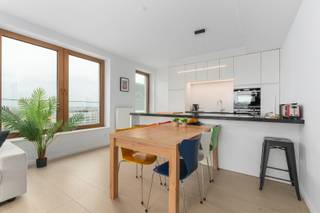 [[ DIT PAND NEEMT DEEL AAN DE ERA OPEN HUIZEN DAG OP 13/6 VAN 11:00 TOT 12:00 ]]
<p>Te koop: stijlvol gesloten appartement in Oostende, gelegen in de Troonstraat op wandelafstand van zee en strand.</p>

<p> </p>

<p>Dit recente appartement bevindt zich in een moderne residentie en biedt een mooi open zicht over de omgeving. Dankzij de ligging nabij scholen, openbaar vervoer en invalswegen is het zowel ideaal als tweede verblijf als voor vakantieverhuur. Het EPC-label A garandeert energiezuinig wonen.</p>

<p> </p>

<p>Belangrijkste ruimtes:<br />• Lichte woonkamer met toegang tot het terras en prachtig open zicht<br />• Moderne keuken met kwalitatieve afwerking<br />• Twee comfortabele slaapkamers<br />• Twee badkamers, elk voorzien van eigentijdse inrichting<br />• Inkomhal met gastentoilet en berging<br />• Ruim terras om te genieten van de buitenlucht</p>

<p> </p>

<p>Troeven:<br />• Mooi open zicht over de omgeving<br />• Recente residentie (2022) met moderne voorzieningen<br />• Ideaal voor tweede verblijf of vakantieverhuur</p>

<p> </p>

<p>Neem vandaag nog contact op met je ERA-makelaar voor een bezoek.</p>

<p> </p>

<p>JOUW DROOMAPPARTEMENT. ZO GEVONDEN!</p>