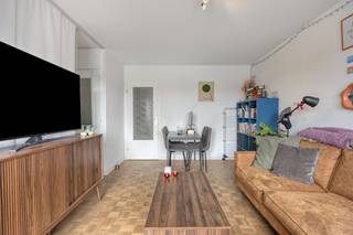 Bent u op zoek naar een strategisch gelegen vastgoedbelegging of een ideale eerste woonst in Gent? Deze instapklare studio aan de Vlaamsekaai staat nu te koop. Met een bewoonbare oppervlakte van 38 m² en een doordachte indeling biedt dit eigendom optimaal wooncomfort op een absolute toplocatie.Dankzij het grote schuifraam over de volledige breedte geniet u van maximale lichtinval en een naadloze overgang naar het terras. Vanaf dit balkon heeft u een uniek, uitzicht over de Schelde.Het slaapgedeelte is slim van de zithoek gescheiden door een kamerhoge gordijnwand. De open keuken is functioneel ingericht met witte kasten en een houten werkblad. De badkamer is volledig betegeld en voorzien van een ligbad, wastafelmeubel en aansluiting voor een wasmachine.De nabijheid van de E17/E40 garandeert een vlotte bereikbaarheid. Dit pand is een waardevaste investering met een hoog verhuurpotentieel of een perfecte pied-à-terre.Dit appartement is op heden verhuurd met een contract van korte duur (3 jaar) aangegaan op 01/08/2025.Troeven:- Ruim terras- Uitzicht op de Schelde- EPC B