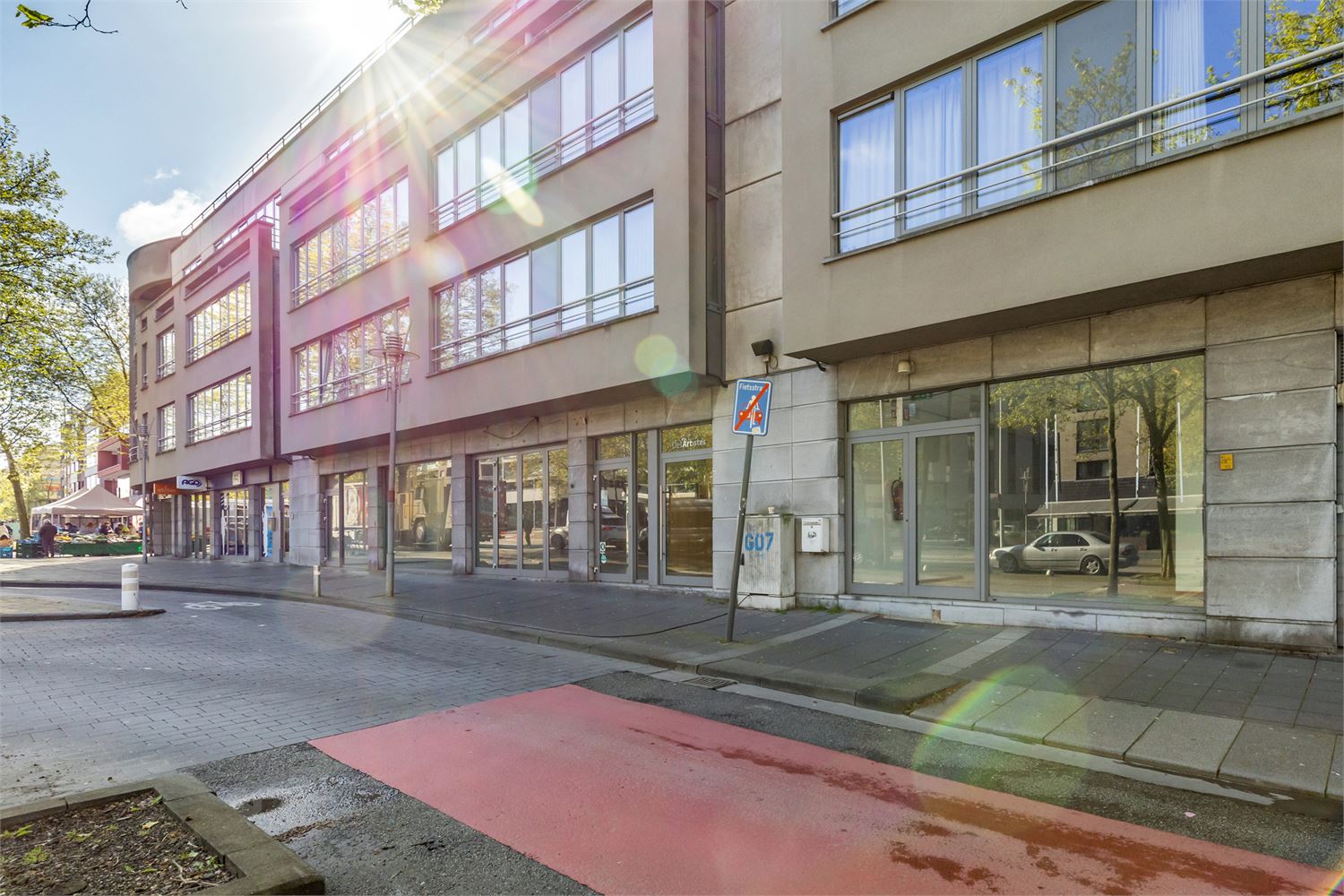 IDEALIS VASTGOED – Extra ruim handelspand (+-500m²!!!) met tal van mogelijkheden op een extra centrale, commerciële zichtlocatie te midden van het centrum in Genk - foto 2