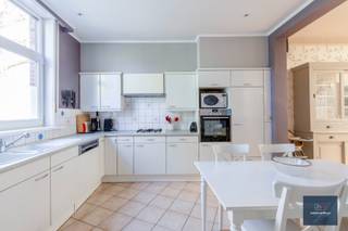 Bel ons voor een bezoek op het nummer 0468 24 65 84 of mail sofie@makelaarshuys.be<br /><br />Ben je op zoek naar een gezinswoning met 4 slaapkamers in Wondelgem? Dan is deze verzorgde woning in rij misschien wel iets voor jou. Gelegen in een rustige buurt, biedt deze woning alles wat je nodig hebt voor comfortabel wonen.<br /><br />De woning beschikt over een inkomhal met aan de rechterzijde een ruime berging met wastafelmeubel en ruimte voor wasmachine/droogkast, extra diepvries en techniekenkast. Kan ook als fietsenberging. <br />Op het einde van de hal heeft u een een apart toilet met wastafel en douchecabine. <br /><br />Aan de linkerzijde heeft u aan de voorzijde van de woning een ruime ingerichte leefkeuken met oven Siemens, vaatwasser, kookplaat , gasvuur, ijskast... voldoende inbouwkasten met ruimte voor eethoek en aansluitend een verzorgde ruime en lichtrijke woonkamer voor eettafel en zithoek.<br /><br />Via het schuifraam bereikt u het overdekte terras en het zonneterras in de zuidertuin waar je kan genieten. <br />Er is ook een tuinhuis. <br />Op de 1ste verdieping heeft u drie ruime slaapkamers en een badkamer met ligbad, toilet en wastafelmeubel. <br />Op de 2de verdieping een 4de slaapkamer met inbouwkasten.<br /><br />De ligging van de woning is ideaal. Op korte afstand vind je verschillende winkels, scholen, fietsstraat en openbaar vervoer. Daarnaast ben je ook zo in het centrum van Gent, waar je kunt genieten van het bruisende stadsleven.<br /><br />Meer info : 0468 24 65 84 of sofie@makelaarshuys.be