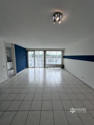 <p><span>Goed gelegen appartement van 100m² met 2 slaapkamers op de derde verdieping. </span></p><p><span> </span></p><p><span>Dit ruime 2-slaapkamer appartement combineert de luxe van gelegen te zijn nabij het centrum, de nodige verbindingswegen naar Brussel, Mechelen en Antwerpen, alsook de nabijheid van scholen en allerhande winkels met een zeer rustige locatie. Zo hebt u simpelweg het beste van beide werelden op een centrale ligging met een uitstekende mobiliteit.</span></p><p><span> </span></p><p><span>Indeling:</span></p><p><span>- Leefruimte van 31m</span><span>²</span><span> op tegels met doorgang naar het terras vooraan op steen. </span></p><p><span>- Keuken van 7m² op tegels voorzien van een elektrische kookplaat, dubbele lavabo, wasmachine en een koelkast.</span></p><p><span>- Twee slaapkamers van 10m</span><span>²</span><span> & 16m</span><span>²</span><span> op tegels.</span></p><p><span>- Badkamer van 5m</span><span>²</span><span> op tegels voorzien van lavabo, ligbad met sproeikop. </span></p><p><span>- Apart toilet met wastafel op tegels.</span></p><p><span>- Aparte berging/dressing/bureau van 9m². </span></p><p><span> </span></p><p><span>Extra:</span><span> </span></p><p><span>- privéberging in garages op gelijkvloers.</span></p><p><span>- Vaste kosten </span><span>€80</span><span> (</span><span>syndicus, onderhoud lift, poetsen wekelijks van de gemene delen, waterverbruik privaat + gemeenschappelijk, gemeenschappelijk onderhoud, ledigen septische putten</span><span>). </span></p><p><span>- Gunstige EPC: 116.</span></p><p><span>- Dichtbij openbaar vervoer en parken. </span></p><p><span>- Voor heel ons aanbod of een gratis schatting ga naar www.hansimmo.be of neem contact op met 03/290.30.30 of vraag het aan uw persoonlijke makelaar.</span></p><p><span> </span></p><p><span> </span></p><p><span> </span></p>