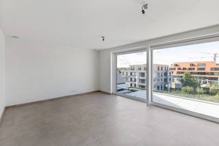 Dit uitzonderlijk ruime duplexappartement maakt deel uit van Sailors’ Park, Villa Linnet, een hoogwaardig nieuwbouwproject tussen Nieuwpoort-Bad en Nieuwpoort-Stad.<br />Met 116,31m² bewoonbare oppervlakte, maar liefst 29,19 m² terrassen en een aangename zuidwestelijke oriëntatie biedt dit appartement een bijzonder comfortabele woonbeleving aan de kust.<br /><br />Op de derde verdieping beschikt het appartement over een ruime inkomhal met afzonderlijk toilet en berging, een slaapkamer met eigen badkamer en terras en een open, volledig ingerichte keuken die aansluit op de ruime leefruimte.<br />Vanuit de leefruimte is er directe toegang tot het eerste terras.<br />De bovenverdieping omvat een nachthal, twee bijkomende slaapkamers, een tweede badkamer, afzonderlijk toilet en een tweede zuidgericht terras.<br /><br />Als bewoner geniet u van een uitgebreide gemeenschappelijke recreatiezone met onder meer een verwarmd buitenzwembad, plonsbad, petanque- en volleybalvelden.<br />Daarnaast zijn er een gemeenschappelijk wassalon, sanitaire voorzieningen en fietsenberging.<br /><br />Het ondergrondse complex beschikt over garageboxen, autostaanplaatsen en kelderbergingen.<br />Zonnepanelen voorzien de gemeenschappelijke delen van energie.<br /><br />Een unieke combinatie van ruimte, buitenleven en resortgevoel aan de Belgische kust.<br /><br />Registratierechten (12%) op de grondwaarde<br />BTW (6% of 21%)<br />Interesse? Contacteer ons vrijblijvend voor meer informatie of een bezoek.