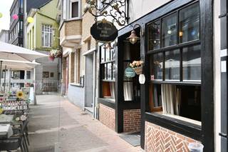 Bent u op zoek naar een pand met karakter, commerciële mogelijkheden en een uitstekende ligging? Dan biedt deze handelswoning met woonst, gelegen in de Tolpoortstraat te Deinze, een unieke opportuniteit. Met zijn iconische en karaktervolle gevel behoort dit pand zonder twijfel tot één van de meest unieke en herkenbare gevels in het centrum van Deinze. Een echte blikvanger die charme, authenticiteit en commerciële uitstraling perfect weet te combineren.<br /><br />Dankzij de centrale ligging in één van de belangrijkste winkelstraten van Deinze geniet dit pand van een uitstekende commerciële visibiliteit en een constante passage van voetgangers en verkeer. Een ideale locatie voor wie een eigen zaak wil uitbouwen of op zoek is naar een interessante investering.<br /><br />Het gelijkvloers omvat een ruime handelsruimte (momenteel een gevestigde waarde in Deinze: "De Fox – Tea-Room & Eethuis") met tal van mogelijkheden voor diverse commerciële activiteiten. De bovenliggende woonst maakt het mogelijk om wonen en werken op één locatie te combineren of biedt extra potentieel als opbrengsteigendom. Hoewel het gebouw de nodige opfrissing- en renovatiewerken vraagt, vormt dit de ideale kans om het volledig naar eigen smaak en noden in te richten. De combinatie van de gunstige ligging, de aanwezige ruimte en het veelzijdige karakter maakt van dit pand een investering met heel wat potentieel.<br /><br /><strong>Extra troef:</strong> de huidige handelsactiviteit kan desgewenst worden overgenomen. Een eventuele overname van de handelszaak gebeurt volledig los van de verkoop van het gebouw en is uitsluitend bespreekbaar in rechtstreeks overleg met de huidige uitbaters. Wij geven u graag de nodige info en contactgegevens.<br /><strong>Gelieve de privacy en rust te respecteren van de uitbaters en hen niet te storen met vragen tijdens de openingsuren. <br /><br />Interesse? </strong>Neem dan vandaag nog contact met ons op voor meer informatie of een bezoek ter plaatse.<br /><br /><strong>Troeven</strong><br />- Handelswoning met woonst.<br />- Iconische en karaktervolle gevel, één van de meest unieke in hartje Deinze.<br />- Commerciële topligging in de Tolpoortstraat.<br />- Veel visibiliteit en passage.<br />- Combinatie van wonen en werken mogelijk.<br />- Tal van invullingsmogelijkheden.<br />- Interessante opportuniteit voor investeerders en zelfstandigen.<br />- Mogelijkheid tot overname van de bestaande handelsactiviteit (onder afzonderlijke afspraken met de huidige uitbaters).<br />- Gelegen in het bruisende centrum van Deinze, op wandelafstand van winkels, horeca, openbaar vervoer en alle dagelijkse voorzieningen.<br />