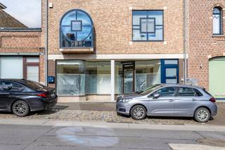 Voor meer informatie of een bezoek, mail naar verhuurwest@living-stone.beGunstig gelegen commercieel gelijkvloers (109m²) met bijhorende kelder...