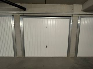 Afgesloten garagebox te huur op Bredene dorp.Deze garage in afgesloten ondergrondse parking is vlot bereikbaar via zowel de Polderstraat als de...