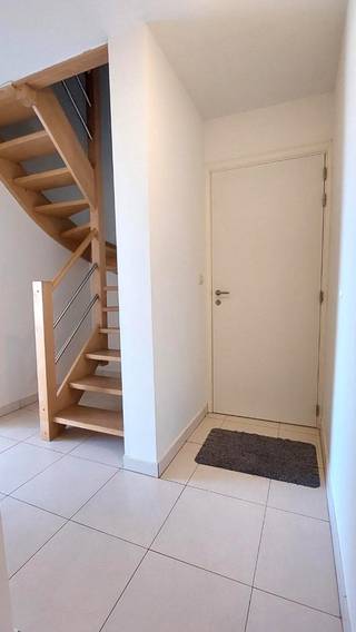 Dit mooi en ruim woon appartement is gelegen in het centrum van Bredene Duinenop wandelafstand van het strand en tramhalte en nabij winkels en...