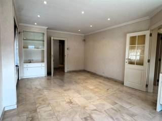 <p><span>Bungalow de 2 chambres prêt à emménager, situé dans un quartier calme à Vichte</span></p><p><span>Vous recherchez une maison prête à emménager, parfaitement entretenue, dans laquelle vous pourrez vous installer sans souci ? Alors ce bungalow soigné situé au 2A Vlaschaard à Vichte vaut vraiment le détour.</span></p><p><span>Dès votre arrivée, vous êtes accueilli dans le hall d’entrée doté d’un vestiaire encastré très pratique. Le salon lumineux, orienté sud, bénéficie toute la journée d’une agréable lumière naturelle et s’ouvre directement sur la cuisine entièrement équipée. Celle-ci est équipée de tout le confort moderne et offre tout ce dont vous avez besoin pour cuisiner. À côté se trouve une spacieuse arrière-cuisine avec un évier supplémentaire, un plan de travail et un four d’appoint. Il y a également un débarras frais très pratique.</span></p><p><span>La maison dispose de deux chambres à part entière, toutes deux dotées de placards intégrés. La salle de bains est équipée d’une douche et d’un lavabo. Elle dispose également d’un garage intégré qui offre un espace de rangement supplémentaire et un grand confort d’utilisation.</span></p><p><span>Le confort de vie est encore rehaussé par les volets roulants électriques et les nombreux placards intégrés, qui garantissent un espace de rangement abondant.</span></p><p><span>À l’extérieur également, cette maison a beaucoup à offrir. Le jardin est aménagé avec soin et dispose d’un abri de jardin pratique ainsi que d’un espace de rangement supplémentaire, idéal pour ranger des vélos, du matériel de jardinage ou des affaires de loisirs.</span></p><p><span>Ce bungalow bien entretenu allie confort, fonctionnalité et emplacement calme à Vichte ; il constitue le logement idéal pour ceux qui souhaitent vivre de plain-pied ou qui recherchent une maison facile à entretenir.</span></p><p><span>Prix demandé : 310 000</span></p><p><span>Intéressé(e) ? Contactez </span><span>Immo Van Parijs</span><span> pour plus d’informations ou pour organiser une visite sur place.</span></p>