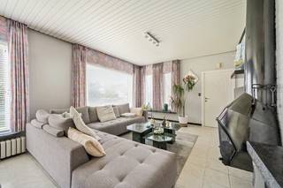 Bent u op zoek naar een ruime, alleenstaande gezinswoning waar rust, comfort en een uitstekende bereikbaarheid hand in hand gaan?<br />Dan zal deze verzorgde bungalow in Torhout u ongetwijfeld weten te bekoren. De woning is gelegen op een <strong>mooi rechthoekig perceel van circa 900 m²</strong> en geniet van een rustige woonomgeving met een vlotte verbinding naar de N32, de E403 en het centrum van Torhout.<br /><br />Deze kwaliteitsvolle woning werd gebouwd in 1969 met aandacht voor een degelijke constructie, duurzame materialen en een praktische indeling.<br />Met een <strong>bewoonbare oppervlakte van 167 m²</strong>, een <strong>dubbele inpandige garage</strong>, drie volwaardige slaapkamers en een perfect onderhouden tuin vormt deze eigendom de ideale thuisbasis voor wie op zoek is naar ruimte en wooncomfort.<br /><br />Via de verzorgde inkomhal, die eveneens toegang biedt tot de dubbele garage, komt u terecht in de aangename leefruimte.<br />Dankzij de grote raampartijen geniet deze van een overvloed aan natuurlijk licht, terwijl de gezellige zithoek met houtkachel een warme en uitnodigende sfeer creëert. De aansluitende eetplaats vormt de ideale plek om gezellig samen te tafelen met familie en vrienden.<br /><br />De volledig geïnstalleerde hoekkeuken beschikt over een praktische ontbijthoek waar u elke dag comfortabel kunt starten.<br />Aansluitend bevindt zich een ruime berging/wasplaats die extra comfort en heel wat praktische opbergruimte biedt.<br /><br />De nachthal leidt naar een apart gastentoilet, drie ruime slaapkamers en een verzorgde badkamer, uitgerust met een ligbad, afzonderlijke douche en enkele wastafel.<br /><br />Ook buiten heeft deze woning heel wat te bieden. <strong>De zuidgerichte tuin werd steeds met de grootste zorg onderhouden</strong> en vormt een heerlijke plek om in alle rust van de zon en de groene omgeving te genieten. Het ruime terras sluit hier naadloos op aan en biedt alle mogelijkheden om tijdens de zomermaanden uitgebreid te ontspannen of gezellig te genieten met familie en vrienden.<br />Achteraan de garage bevindt zich bovendien nog een praktische tuinberging, ideaal voor het opbergen van tuinmateriaal, fietsen of hobbybenodigdheden.<br /><br />De dubbele inpandige garage met sectionale poort biedt plaats aan twee wagens en zorgt voor extra opslagruimte.<br />Daarnaast beschikt de woning over een <strong>ruime oprit waar vier bijkomende wagens</strong> comfortabel kunnen parkeren.<br /><br /><strong>Deze eigendom combineert een rustige ligging, een ruim perceel van circa 900 m², een degelijke bouwkwaliteit en een bijzonder praktische indeling tot een totaalpakket dat vandaag nog zelden wordt aangeboden.<br />Een ideale woning voor gezinnen of koppels die op zoek zijn naar ruimte, privacy en comfortabel wonen op een uitstekende locatie.</strong><br /><br />Bent u op zoek naar een verzorgde alleenstaande woning met drie slaapkamers, een dubbele garage, een zonnige tuin en een uitstekende bereikbaarheid?<br />Dan is dit ongetwijfeld een eigendom die u gezien moet hebben. Contacteer vandaag nog de eigenaars voor een bezoek en ontdek zelf de vele troeven van deze prachtige woning.<br /><br />EPC 763 kWh/m2 - UC3965739<br /><br />+ Ruime en verzorgde alleenstaande bungalow<br />+ Gunstig gelegen met een vlotte bereikbaarheid (N32 & E403)<br />+ Dubbele garage (45m2) en oprit voor 4 wagens<br />+ Perceel van circa 900m2, met uitstekende onderhouden tuin<br />+ Perceelbreedte van 22m (koppelwoning mogelijk bij sloop & heropbouw)<br />+ Regenput<br /><br />KOOP DEZE TOPPER RECHTSTREEKS VAN DE EIGENAARS!<br /><br />0473/39.80.30 of 0492/18.53.56<br /><br />DEZE BUNGALOW WORDT VERKOCHT ZONDER VASTGOEDMAKELAAR!<br /><br />Ook beslist om uw eigendom te verkopen? Bespaar de makelaar dankzij onze reeds bewezen succesformule.<br />