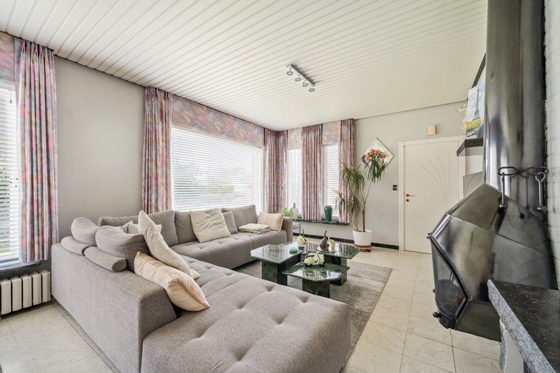 Ruime alleenstaande bungalow met dubbele garage, 3 slaapkamers op een mooi perceel van 900m2 te Torhout - foto 3