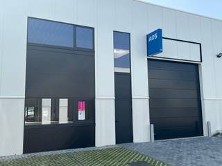 KMO-unit van 288m² met 35m² mezzanine in het nieuwe bedrijvenpark "WOUDPARK", gelegen op het bedrijventerrein Genk-Noord, vlakbij de op- en afritten 30 (Park Midden-Limburg) en 31(Genk-Centrum) van de E314. <br /><br />KENMERKEN UNIT:<br />- oppervlakte: 288m² + 35m² mezzanine<br />- staalconstructie met geïsoleerde sandwichpanelen en steeldeck<br />- 2 elektrische sectionaalpoorten<br />- 2 loopdeuren, extra glaspartijen<br />- casco afwerking<br />- 63A stroomvoorziening<br />- aantal parkeerplaatsen: 4<br /><br />Vermelde huurprijs is exclusief BTW en gemeenschappelijke kosten!<br /><span><br />Onmiddellijk beschikbaar.</span>