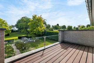 In het pittoreske Membruggen, Riemst vinden we deze stijlvolle woning gebouwd in 2007 terug. Gelegen op een royaal perceel van maar liefst 2046 m²...