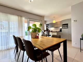 Gelijkvloers appartement met tuin, 2 slaapkamers en een staanplaats!Dit verzorgde gelijkvloers appartement beschikt over een aangenaam terras en een...