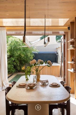 Élégante maison dans le quartier du Sacré-Cœur où le design, le confort et la technologie se combinent parfaitement. Avec une surface habitable d'environ 117 m², cette maison a été finie dans les moindres détails et entièrement rénovée (2026) avec des matériaux de haute qualité et une attention particulière aux détails.<br /><br />La maison vous accueille avec une apparence contemporaine et épurée, où le mortex a été utilisé de manière transparente dans les sols, les murs et les plafonds. En combinaison avec les élégants parquets en chevrons sur les différents niveaux, une atmosphère chaleureuse et luxueuse se dégage.<br /><br />L'espace de vie est particulièrement chaleureux et soigneusement aménagé, équipé d'une élégante cheminée au gaz et d'une installation audio intégrée d'Audac. Adjacente se trouve la cuisine industrielle en acier de Giorik, équipée d'appareils de qualité et d'une plaque de cuisson.<br /><br />Des armoires sur mesure ont été installées dans la chambre principale et dans toute la maison, s'intégrant parfaitement dans l'intérieur et créant un ensemble épuré et organisé.<br /><br />La salle de bains respire le luxe pur et est équipée d'une douche à effet pluie et d'un sauna infrarouge privé, offrant une expérience de bien-être exclusive à domicile.<br /><br />Sur le plan technique, vous bénéficiez d'un confort de vie contemporain grâce à une pompe à chaleur, des fenêtres à haut rendement énergétique et une climatisation individuelle dans chaque pièce. Le système domotique de Bits & Bytes, associé à l'interphone vidéo, garantit un contrôle fluide et intelligent de la maison.<br /><br />La façade, finie avec de la chaux, confère à l'ensemble une apparence intemporelle et élégante.<br /><br />La terrasse est équipée d'une piscine d'eau salée, d'un jacuzzi et d'une douche extérieure.<br /><br />Une opportunité unique pour ceux qui recherchent une maison prête à emménager, luxueusement finie et pleine de caractère, au cœur de Hasselt et à distance de marche du centre.