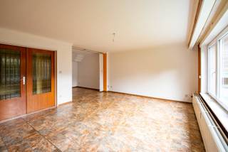 Deze ruime en lichte gelijkvloers studio met aparte slaaphoek heeft een leuke tuin en is onmiddellijk beschikbaar.Locatie:Gelegen in een rustige...