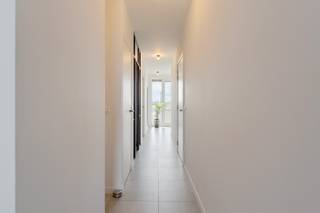 Welkom in deze prachtige penthouse, gelegen aan de Hendrik Van Veldekesingel in het hart van hasselt. Zoek je een perfecte combinatie van twee werelden: rustig wonen maat toch met de levendigheid van de stad op wandelafstand, dan is dit perfect voor jou! <br /> <br />Bij binnenkomst valt meteen de lichtrijke leefruimte op, dankzij de grote raampartijen die voor een open en frisse sfeer zorgen. De indeling is slim doordacht en de afwerking is zeer kwalitatief, wat het wonen hier extra aangenaam maakt. <br /> <br />De keuken is een echte blikvanger: stijlvol, praktisch en uitgerust met moderne toestellen. Er is voldoende opbergruimte en de open keuken sluit mooi aan op de leefruimte, wat zorgt voor een gezellige en vlotte sfeer, perfect voor een leuke avond thuis.<br /> <br />De ruime slaapkamer biedt veel comfort en natuurlijk licht. Daarnaast is er nog een aparte kamer die je kan inrichten als bureau of tweede slaapkamer, ideaal voor thuiswerk of een creatieve hobbyruimte. De badkamer is fris en modern, met een handige bad/douchecombinatie en kwaliteitsvolle afwerking. Een extra pluspunt: Het appartement is voorzien van zonnewering op de ramen. <br /> <br />Het terras is een heerlijke plek om tot rust te komen. Geniet van je ochtendkoffie of een aperitiefje met vrienden terwijl je uitkijkt over de buurt, zalig! <br /> <br />Alles ligt binnen handbereik! : winkels, horeca, cultuur en groen zoals het Kapermolenpark. Bovendien is de bereikbaarheid top, zowel met de auto als met het openbaar vervoer. <br /> <br />Ben je op zoek naar een instapklaar penthouse op een toplocatie in hasselt? Dan is dit warme en praktisch appartement aan de hendrik van Veldekesingel absoluut een bezoekje waard. <br />Neem snel contact op voor een bezichtiging! <br /> <br /> <br /> <br />Woonuitbreidingsgebied – bouwvergunning – geen rechterlijke herstelmaatregel of bestuurlijke maatregel opgelegd – geen voorkooprecht – geen verkavelingsvoorschriften<br /><br />O-peil: niet overstromingsgevoelig<br /><br />EPC: 84,92 kWh/(m²jaar) - certificaatnummer: 71022-G-2013/00456/AC//NP/EP17251/A534/D10/SD011<br /><br />G-score: D<br />P-score: D<br /><br />