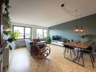 KIJKWEEKEND 26 &amp; 27 september (enkel op afspraak)

Het appartement ligt op de tweede en bovenste verdieping van een kleinschalig gebouw in Merksem. Het beschikt over 71 m² bewoonbare oppervlakte (cfr. EPC), twee slaapkamers, een lichtrijke leefruimte, een vernieuwde open keuken, badkamer en zonnig terras. Centrale verwarming en airco met verwarmingsfunctie zorgen voor comfort doorheen het jaar. Alle ramen zijn voorzien van rolluiken. 

Op het gelijkvloers bevindt zich een afzonderlijke hobby-/wasruimte. Hier staat ook de condenserende Vaillant-gaswandketel uit 2023. 

Achteraan bevindt zich een privatieve garagebox met elektrische poort uit 2020. Deze is optioneel mee aan te kopen €30.000.

Binnen leidt een rechte trap naar de tweede verdieping, waar een kleine overloop plaats biedt voor jassen en schoenen.

De voordeur bovenaan geeft uit in de hal van het appartement, met een extra bergruimte. De eerste slaapkamer momenteel ingericht als bureau en geeft ook toegang tot het terras. De tweede slaapkamer is ruim en biedt plaats voor een dubbel bed en kledingkast.

De lichtrijke leefruimte is voorzien van een mooie parketvloer. De open keuken werd volledig op maat gemaakt in 2021, met terrazzovloer, massief houten werkblad en Siemens-, Bosch- en NOVY-toestellen. 

De badkamer is goed onderhouden en functioneel, met ligbad en toilet. 

Er zijn geen vaste gemeenschappelijke kosten voor het gebouw (slechts 2 eigenaars). Het waterverbruik staat op één teller en wordt volgens individueel verbruik afgerekend. Voor de garagebox bedragen de gemeenschappelijke kosten €105 PER JAAR. (cfr. 2024). 

Een nieuwe elektrische keuring wordt momenteel voorbereid; een conform attest wordt uiterlijk bij de akte afgeleverd.

Pluspunten:
Gunstig EPC B
Keuken vernieuwd in 2021
2 slaapkamers
Hobbyruimte van 12.35 m²
Terras met avondzon
Overal rolluiken
Lucht-luchtwarmtepompen (airco) uit 2020
Vaillant-gasketel uit 2023
Garagebox optioneel