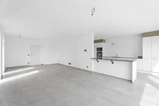 <p>ALTRO VASTGOED VERKOOPT:<br />Deze kwalitatieve, halfopen nieuwbouwwoning geniet een uitstekende bereikbaarheid. Gelegen aan de zonovergoten rechterkant van het gebouw, geniet u hier op een ruim perceel van een ongeziene lichtinval en een adembenemend, open zicht op de achterliggende velden.<br />De troef van het gelijkvloers is de riante living met open, hoogwaardige leefkeuken. Deze is voorzien van een groot kookeiland met geïntegreerde kookplaatafzuiging en enorm veel opbergruimte, met een perfect zicht op de leefruimte en tuin. Aan de inkomhal bevindt zich een gastentoilet en een aparte kamer, ideaal als bureau of praktijkruimte. Daarnaast beschikt de woning over een handige wasberging met rechtstreekse toegang tot de inpandige garage met elektrische poort en een ruime oprit.<br />Op de eerste verdieping wachten 3 ruime slaapkamers en een royale, luxueuze badkamer compleet met inloopdouche, ligbad, toilet en een dubbele lavabo.<br />Ook technisch en buiten is alles tot in de puntjes afgewerkt: de tuin is reeds aangelegd, volledig omheind en voorzien van een platform voor een tuinhuis. Dankzij de warmtepomp en zonnepanelen woont u hier bovendien uiterst energiezuinig.<br />Transparante prijsberekening:<br />Om u als koper volledige duidelijkheid en financiële gemoedsrust te bieden, rekenen wij de verkoop vooraf helder voor u uit. Deze woning wordt verkocht onder het opgesplitste stelsel van btw op de constructie en verkooprechten (registratierechten) op de grond. Rekening houdend met al deze wettelijke belastingen en heffingen, komt de totale investering voor deze woning exact uit op <strong>€ 540.990</strong> inclusief alle kosten. <br />Betaalbare en volledig afgewerkte nieuwbouw is schaars op de markt. Deze woning is beslist uw bezoek waard!<br />Interesse? Maak snel uw afspraak:<br />Leen De Clercq – Altro Vastgoed<br />0478 69 84 34 | leen@altro-vastgoed.be</p>