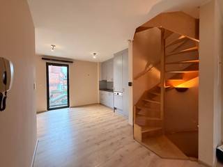 Dit lichtrijke duplex appartement is gelegen in een rustige zijstraat van de kleine ring, vlak aan het bruisende centrum van Hasselt. Winkels, horeca, openbaar vervoer en invalswegen bevinden zich op wandelafstand.<br /><br />Indeling:<br />Gelijkvloers<br />- Gezellige leefruimte met veel lichtinval<br />- Open keuken<br />- Aangenaam terras<br /><br />Bovenverdieping:<br />- 2 volwaardige slaapkamers, beide kamers beschikken over ingebouwde kasten en hebben elk een eigen lavabo en douche.<br /><br />Voor meer informatie of een bezoek ter plaatse, klik je op onze website www.jansenrealestate.be bij het pand op de knop 'bezoek aanvragen'.<br />Wij ontzorgen je ook voor de verkoop van je huidige woning! Voor meer uitleg helpen we je graag verder.