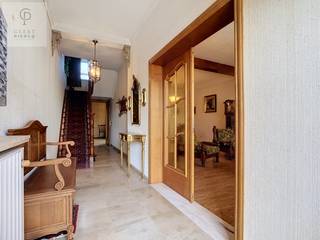 <p>De woning voorziet een mooie statige inkomhal met de houten trap die ons later naar de bovenverdieping zal leiden. De woonkamer biedt plaats voor een zitplaats alsook voor een eetkamer. Aansluitend aan deze woonkamer is er nog een mooie leefruimte met zicht op de achtertuin. Verder is op de gelijkvloerse verdieping nog een geïnstalleerde keuken, een badkamer met apart toilet en een garage.<br /><br />Op de eerste verdieping treffen we de twee grote slaapkamers en één kleine kamer. Via de centrale trappenhal begeven we ons naar de zolderverdieping dewelke eveneens kan worden omgevormd tot bijkomende woongelegenheid.<br />De kelderverdieping kan gebruikt worden als extra berging.<br /><br />Dankzij de perceelbreedte van circa. 20 meter is er parkeergelegenheid en eveneens ruime toegang tot de achtertuin. De Z-W georiënteerde tuin zorgt voor een leuk verzicht en de nodige rust.<br /><br />Ervaar zelf het potentieel dat dit huis te bieden heeft. Neem vandaag nog contact met ons kantoor voor een bezichtiging.<br /> </p>