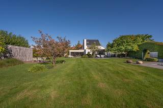 <p>Deze uitzonderlijke villa in landelijk moderne stijl van +/- 330m² met landgebouw van +/- 200m2 combineert tijdloze architectuur met hedendaags wooncomfort en een bijzonder hoogwaardige afwerking. Het domein van ca. 8800m2 geniet van een open en uitgestrekt zicht op de royale tuin met exclusieve tuinarchitectuur grenzend aan agrarisch gebied, wat zorgt voor rust, privacy en een unieke woonbeleving. Bovendien is de villa gelegen in een doodlopende straat, wat garant staat voor een uiterst rustige en veilige omgeving. De woning kent met zijn centrale locatie in Humbeek een uitstekende verbinding naar Brussel en Antwerpen met de A12 en E19 in de nabijheid, wat deze locatie bijzonder interessant maakt voor wie rustig, maar centraal wil wonen.</p><p> </p><p>U wordt verwelkomd in een stijlvolle inkomhal met ruimte voor vestiaire en gastentoilet met handenwasser. Via de karaktervolle deur bereikt u de lichtrijke leefruimte waar de eethoek naadloos overgaat in de keuken. De open keuken is het kloppend hart van de woning en werd volledig op maat ontworpen. De keuken is uitgerust met kwalitatieve toestellen en beschikt over een praktisch kookeiland met zicht op de tuin, ideaal voor wie graag kookt en tegelijk in contact wil blijven met familie of gasten. De uitnodigende zithoek heeft verbinding met zowel de eetkamer als de keuken met als eyecatcher de elegante doorkijkhaard. Via de bibliotheekruimte betreden we de riante en lichtrijke bureauruimte met uitgestrekt zicht op de tuin. Ideaal om werk en privé te combineren!</p><p> </p><p>Vanuit de masterbedroom of het aangrenzend dakterras geniet u tevens van de verfijnde tuinarchitectuur en het adembenemend uitzicht over de akkers. Verder biedt de woning een vernieuwde badkamer, royale dressing, 2 grote slaapkamers en een extra badkamer. De kamer op de 2de verdieping kan gemakkelijk worden opgesplitst indien u meer kamers wenst.</p><p> </p><p>Ook buiten is het heerlijk vertoeven. Je wordt betoverd door de exclusieve tuinarchitectuur waar u geniet van het rustgevend zicht of geniet van de zon aan het zwembad. Er is een buitendouche voorzien, alsook een poolhouse / studio in het landgebouw. Het landgebouw geeft tal van mogelijkheden voor het uitoefenen van een zelfstandige activiteit of als extra opslagplaats. Tevens is er in dit gebouw een studio voorzien (slaapkamer, woonkamer, badkamer en keuken). Er is voldoende parkeergelegenheid, alsook een dubbele carport en fietsenberging (voorzien van elektriciteit).</p><p> </p><p>Bovendien is de woning voorzien van 40 zonnepanelen, dubbele laadpaal voor elektrische wagens, airco’s, een alarmsysteem, camerabewaking, tuinverlichting en een bewateringsysteem voor de tuin. </p><p> </p><p>De combinatie van parketvloeren, natuursteen en hoogwaardige materialen zorgt voor een warme, luxueuze uitstraling die perfect aansluit bij de landelijke moderne architectuur. Kortom, een instapklare en bijzonder kwalitatieve villa met diverse mogelijkheden waar ruimte, licht, comfort en luxe harmonieus samenkomen in een rustige maar uiterst centrale ligging.</p><p> </p><p>Deze woning is uiterlijk 1 juli 2027 beschikbaar.</p><p>Stedenbouwkundige info perceel 23036C0387/00W000: Vg - WgLK & Ag - Gmo - Gvkr - Gvv</p><p>Stedenbouwkundige info perceel 23036C387/00A002: Vg - WgLK & Ag - Gmo - Gvkr - Gvv</p><p>Stedenbouwkundige info perceel 203036C387/00Y00: aangevraagd</p>