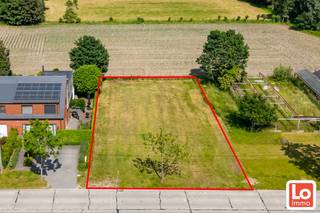 Dicht bij Centrum Lochristi vinden we deze 2 mooie loten bouwgrond geschikt voor het bouwen van 2 halfopen woningen. De bouwgronden hebben samen een straatbreedte van 22m, waardoor er 2 woningen van 8m gevel kunnen gebouwd worden, deze kijken achteraan uit op agrarische gronden wat zorgt voor een mooi open zicht. De bouwgronden zijn gelegen in woonzone, de voorschriften hier zijn vrij algemeen waarvan enkele zijn mogelijkheid tot 2 bouwlagen al dan niet met plat dak, bouwdiepte van 15m op gelijkvloers en 12m op verdieping, mogelijkheid bijgebouw, enz ... Er is geen bouwverplichting van toepassing.<br /><br />Interesse in deze bouwgronden? Aarzel niet ons te contacteren via Info@loimmo.be