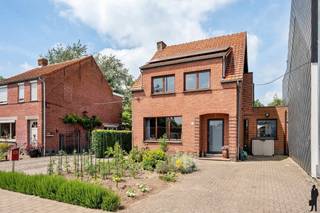 <p><strong>Ruime gezinswoning met 4 slaapkamers, veranda en zonnige tuin nabij scholen, winkels en station te Kalmthout<br /><br /></strong>Deze <strong>verzorgde gezinswoning </strong> combineert <strong>ruimte, comfort en functionaliteit</strong> op een uitstekende locatie te Kalmthout. Doorheen de jaren werd de woning zorgvuldig onderhouden en uitgebreid, wat resulteert in een aangename gezinswoning met <strong>ruime leefvertrekken</strong>, <strong>vier volwaardige slaapkamers</strong>, <strong>twee badkamers</strong>, een lichtrijke veranda en een prachtige tuin. Dankzij de nabijheid van winkels, scholen, openbaar vervoer en het station geniet u hier van een ideale combinatie tussen <strong>rustig wonen en vlotte bereikbaarheid</strong>.</p>
<p><strong>Gelijkvloerse verdieping<br /></strong>- Via de verzorgde inkomhal met stijlvolle glazen voordeur betreedt u deze aangename woning.<br /><strong>- Ruime eetkamer</strong> centraal in de woning, ideaal voor gezellige familiemomenten<br /><strong>- Sfeervolle leefruimte</strong> met gezellige houtkachel en grote raampartijen die zorgen voor een aangename lichtinval<br /><strong>- Lichtrijke veranda</strong> met grote schuiframen en prachtig zicht op de tuin, een heerlijke extra leefruimte om het hele jaar door van te genieten<br /><strong>- Volledig ingerichte keuken</strong> met veel kastruimte en werkblad, voorzien van oven, microgolfoven, vaatwasser, gasfornuis en dampkap<br />- Extra raam tussen keuken en veranda voor een open gevoel en bijkomende lichtinval<br /><strong>- Bureauruimte</strong> ideaal voor thuiswerk, hobbyruimte of speelkamer<br /><strong>- Praktische berging</strong> met lichtkoepel, aansluitingen voor wasmachine en droogkast en rechtstreekse toegang tot het terras<br /><strong>- Badkamer</strong> uitgerust met ligbad, douchecabine en dubbel lavabomeubel</p>
<p><strong>Eerste verdieping</strong><br /><strong>- Vier volwaardige slaapkamers</strong>, elk met een aangename lichtinval en voldoende ruimte voor een gezin<br /><strong>- Tweede badkamer</strong> voorzien van douche, lavabo en toilet<br />- Praktische indeling met tal van mogelijkheden voor gezinnen of thuiswerkers</p>
<p><strong>Zolderverdieping<br /></strong>- Via een vlizotrap bereikt u de ruime zolder.<br /><strong>- Volledig geïsoleerde zolderruimte:</strong> Ideaal als extra bergruimte en met mogelijkheid tot het creëren van bijkomende slaapkamers</p>
<p><strong>Tuin en buitenruimte</strong><br /><strong>- Verzorgde en groene tuin</strong> met veel privacy<br /><strong>- Ruim terras</strong> aansluitend aan de veranda<br /><strong>- Groot tuinhuis met elektriciteit<br /></strong>- Praktische <strong>overdekte houtopslag<br /></strong>- Zij-ingang langs de woning<br /><strong>- Ruime oprit</strong></p>
<p><strong>Bijzonderheden<br /></strong><strong>- 4 volwaardige slaapkamers<br /></strong><strong>- 2 badkamers<br /></strong><strong>- Ruime veranda</strong> met zicht op de tuin<br />- Mogelijkheid tot uitbreiding op zolder<br /><strong>- 12 zonnepanelen<br /></strong>- Regenwaterrecuperatie aanwezig<br />- Overal <strong>dubbele beglazing<br /></strong>- Rolluiken en vliegenramen aanwezig<br />- Verwarming op gas<br />- Droge kelder<br />- Groot tuinhuis met elektriciteit<br />- Centrale en gegeerde ligging</p>
<p><strong>Ligging</strong></p>
<p>Deze woning bevindt zich op een <strong>gunstige locatie te Kalmthout</strong>, op korte afstand van winkels, scholen, openbaar vervoer en het station. Dankzij de combinatie van een rustige woonomgeving en een uitstekende bereikbaarheid geniet u hier van het beste van beide werelden.<br />Een <strong>ruime en instapklare gezinswoning</strong> met tal van mogelijkheden, een aangename tuin en verrassend veel leefruimte. De ideale woning voor wie op zoek is naar <strong>comfortabel wonen</strong>, voldoende ruimte voor het hele gezin en een centrale ligging in Kalmthout.</p>
<p></p>