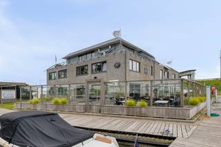 Een kwalitatieve en instapklare zaak<br /><br />Dit pand, genaamd 'Havenzicht', is volledig ingericht. De indeling is optimaal voor een vlotte exploitatie:<br />* Ruime verbruikszaal: Een gezellige, grote ruimte die plaats biedt aan een aanzienlijk aantal gasten.<br />* Geïnstalleerde keuken<br />* Sanitaire voorzieningen<br />* Het pronkstuk van dit horecapand is het groot en zonnig terras, direct aan het water. <br />* Er zijn 5 kamers volledig ingericht. Alle kamers hebben een bureau en een eigen badkamer<br /><br /><br />Aarzel zeker niet om contact op te nemen indien u interesse zou hebben. <br />