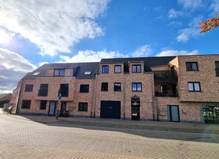 Welkom in dit prachtig afgewerkte appartement, ideaal gelegen in de dorpskern van Booischot, nabij bakker, SPAR winkel, busverbinding en...