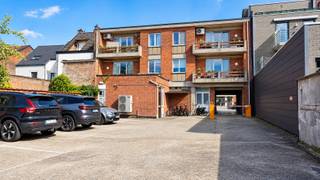 Dit gezellige en praktisch ingedeelde studio-appartement op de eerste verdieping biedt een aangename en comfortabele woonruimte, ideaal voor een alleenstaande of een koppel.<br /><br />Dankzij de doordachte indeling wordt de beschikbare ruimte optimaal benut. De leefruimte combineert op een praktische manier het woon- en slaapgedeelte en biedt voldoende mogelijkheden om er een gezellige thuis van te maken.<br /><br />De ingerichte keuken is voorzien van de nodige toestellen en biedt alle comfort voor dagelijks gebruik. Verder beschikt het appartement over een badkamer met douche en toilet.<br /><br />Interessant voor zowel investeerders als eigen bewoners! Het studio-appartement is momenteel verhuurd en vormt daardoor een aantrekkelijke opportuniteit voor wie op zoek is naar een opbrengsteigendom met bestaande huurinkomsten. Ook voor wie op termijn zelf het appartement wenst te bewonen, kan dit een interessante aankoop zijn, rekening houdend met de lopende huurovereenkomst.<br /><br />Interesse? Neem gerust contact op met Woonbureau voor meer informatie of om een bezoek in te plannen. Wij helpen u graag verder!