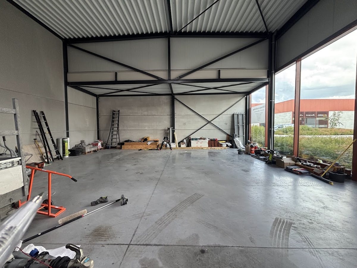 Nieuwbouwmagazijn met veel lichtinval te huur in Kortrijk - foto 2