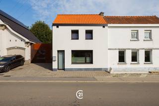 <p><span>Op zoek naar een </span><span>gezellige, energiezuinige én volledig instapklare woning</span><span>? </span></p><p><span>Deze totaal gerenoveerde woning met </span><span>EPC-label B</span><span> ligt aan de rand van het centrum en beschikt bovendien over een gezellig tuintje. De ideale starterswoning voor een jong koppel dat zonder renovatiezorgen meteen comfortabel wil wonen. </span><span>Verhuizen, inrichten en genieten!</span><span> Interesse? </span></p><p><span>Reserveer vandaag nog jouw afspraak voor het KIJKMOMENT op woensdag 7 oktober!</span></p>