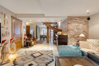 Bent u op zoek naar een unieke woning op een centrale locatie te Knokke, Dit huis te koop in de Burgemeester Camille Deckersstraat biedt de...