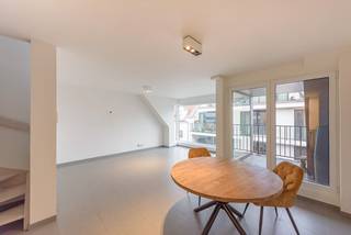 In het centrum van Waregem bevindt zich dit stijlvol en instapklaar duplexappartement van 115 m² op de 3de verdieping van Residentie Louis renée...