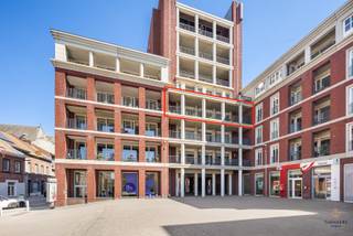 ZEER RUIM APPARTEMENT MET 3 SLAAPKAMERS & 2 AUTOSTAANPLAATSEN OP TOPLOCATIE.Wonen in het stadscentrum en tegelijk genieten van een zee van ruimte,...