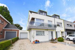 <p><span>Prachtig, recent duplex-appartement nabij centrum Nazareth</span></p><p><span> </span></p><p><span>Het appartement is gelegen vlakbij het dorpscentrum van Nazareth. Het bevindt zich nabij verschillende, grote invalswegen. Via de N60 heeft u een vlotte verbinding naar Gent en Oudenaarde, daarnaast bevindt het zich op 5 min rijden van de autostrade (E17). Op wandelafstand van openbaar vervoer, winkels, apotheker, centrum Nazareth, ... Rondom het kerkplein van Nazareth zijn tal van leuke, lokale winkels en handelaars voor een echte dorpsbeleving.</span></p><p><span> </span></p><p><span>Vooraan het gebouw zijn er 2 parkeerplaatsen voorzien voor het appartement. Het appartement maakt onderdeel uit van een mini residentie met maar 1 ander appartement, op het gelijkvloers.</span></p><p><span>Het appartement heeft een aparte inkomdeur op het gelijkvloers, welke rechtstreeks toegang geeft naar de eerste verdieping. Op de eerste verdieping bevindt zich een ruime inkomhal, een apart toilet, een grote berging met aansluitingen voor wasmachine en droogkast. Verder is er een prachtige ruime leefruimte, met natuurlijk licht langs alle kanten, en een aansluitend zuid-gericht terras. De keuken is voorzien van alle comfort en toestellen. Ze is ook voldoende ruim om een ontbijthoekje te plaatsen.</span></p><p><span>Tussen de leefruimte en keuken, bevindt zich de trap naar de duplex verdieping van het appartement. Op de 2de verdieping bevinden zich 3 ruime slaapkamers, een apart toilet met douche, alsook een badkamer met ligbad en dubbele lavabo in meubel.</span></p><p><span> </span></p><p><span>Met z'n 150 m² bewoonbare oppervlakte, is dit een prachtig leef-appartement en door zijn schitterende ligging is dit ideaal voor een koppel, of een klein gezin.</span></p><p><span> </span></p><p><span>Beschikbaar: 01/12/2026</span></p><p><span>EPC: 144 kWh/m²jaar</span></p><p><span>Provisie: geen</span></p><p><span>Nutsvoorzieningen: apart aan te gaan door huurder (water, gas, elektriciteit, telecom)</span></p><p><span> </span></p><p><span>Pluspunten:</span></p><p><span>+ Groot lichtrijk appartement (+ 150 m² bewoonbaar)</span></p><p><span>+ Zuid-gericht terras</span></p><p><span>+ 2 Staanplaatsen vooraan</span></p><p><span>+ 3 ruime slaapkamers</span></p><p><span>+ Aparte doucheruimte</span></p><p><span>+ Praktische berging</span></p>