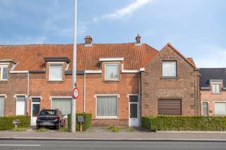 Are you looking for a house with a garage, a large garden and two bedrooms? Then we have this house at Frans Beirenslaan 32 for you! This charming home offers the perfect balance between central accessibility and comfort. Public transport, major roads, schools and shops are all easily accessible, making this location an absolute top location. <br /><br />This house has the following layout: <br />- Ground floor: Open and bright living space followed by the kitchen. You will also find the bathroom, a practical laundry room and toilet. Behind the kitchen, there is a veranda that gives access to the South-East oriented garden.<br />- Garage: There is a spacious garage at the back of the garden. This is very easy to reach via a quiet, cul-de-sac at the rear of the plot. <br />- First floor: A fixed staircase leads to the night hall, which provides access to two fully-fledged and comfortable bedrooms. <br /><br />This house for sale in Borsbeek is a unique opportunity for starters or families looking for a home with a large garden and garage. Thanks to the unique rear access, you can enjoy all privacy and comfort here.<br /><br />Are you interested in this property for sale in Borsbeek? Don't hesitate to contact us. Deurne's Dewaele real estate office on the Turnhoutsebaan is happy to be at your service. Would you like a free estimation of your property? Call us for an informal conversation on 03/666.66.66 or mail to deurne@dewaele.com<br /><br /><br /><br />Register of measures: no