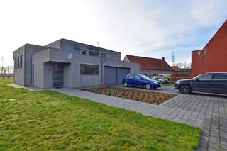 Deze praktijkruimte is gelegen langsheen de Raverschootstraat te Eeklo en biedt een vlotte verbinding met het centrum.Samenstelling: inkomhal,...