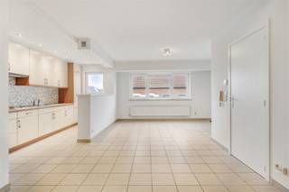 Nous vous présentons un charmant appartement situé à Ninove, offrant une surface habitable de 82,5 m². Ce bien joliment fini et lumineux propose...