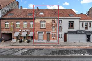 Deze stijlvolle stadswoning combineert authentieke elementen met hedendaags comfort en bevindt zich op wandelafstand van winkels, openbaar vervoer...