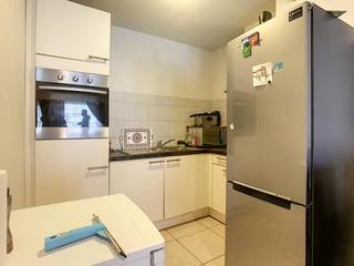 Gelijkvloers appartement met volwaardig terras (5m2) gelegen in een zijstraat van de Alfons Pieterslaan temidden het centrum van Oostende (dichtbij Petit Paris en het Leopold I Plein).<br /><br />Indeling:<br />inkom (2m²)- living (20m²) - open ingerichte keuken (5m²) - nachthall met berging en aansluiting voor een wasmachine (2m²)- ruime slaapkamer (14m²) - badkamer met douche ( 3,5m²) - apart toilet (2m²).<br /><br />Pluspunten:<br />- aansluiting voor wasmachine aanwezig<br />- gemeenschappelijke fietsberging<br />- individuele meters<br />- gelijkvloers<br />- recente residentie<br /><br />Algemene kosten: €60,00/maand<br />Vrij: 01/11/26<br /><br />Ben je geïnteresseerd in dit pand te huur in Oostende? Ga naar de website www.dewaele.com, klik op het pand dat je wenst te huren. Via de rode knop "vraag je bezoek aan" vragen we u kort een profiel in te vullen. Daarna nemen we contact op voor een bezoek. Telefonisch kunnen er geen afspraken gemaakt worden.